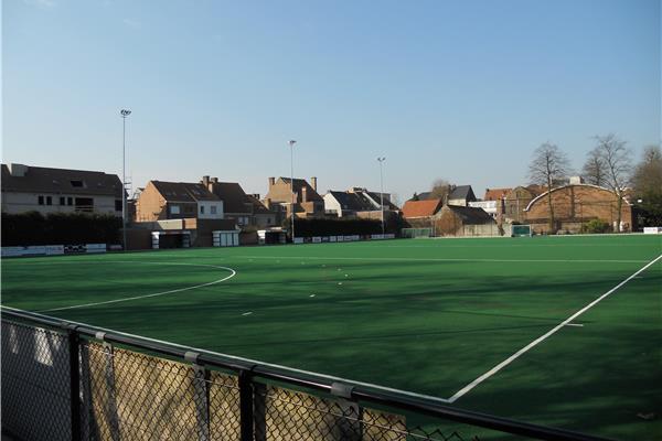 Aanleg kunstgras hockeyveld en tennisvelden in zandkunstgras Redcourt - Sportinfrabouw NV